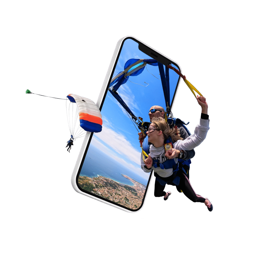 Duo en parachute semblant sortir de l’écran d’un smartphone, avec la voile déployée à gauche.