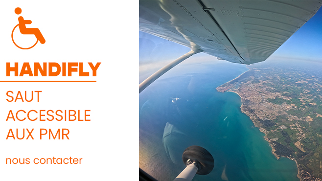 Vue aérienne prise depuis un avion au‑dessus du littoral, illustrant une offre de saut en parachute accessible aux PMR avec la mention « Handifly ».