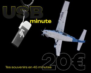 Clé USB noire et blanche en gros plan avec un avion de parachutisme en arrière‑plan, sur fond noir, accompagnée du prix de 20 €.
