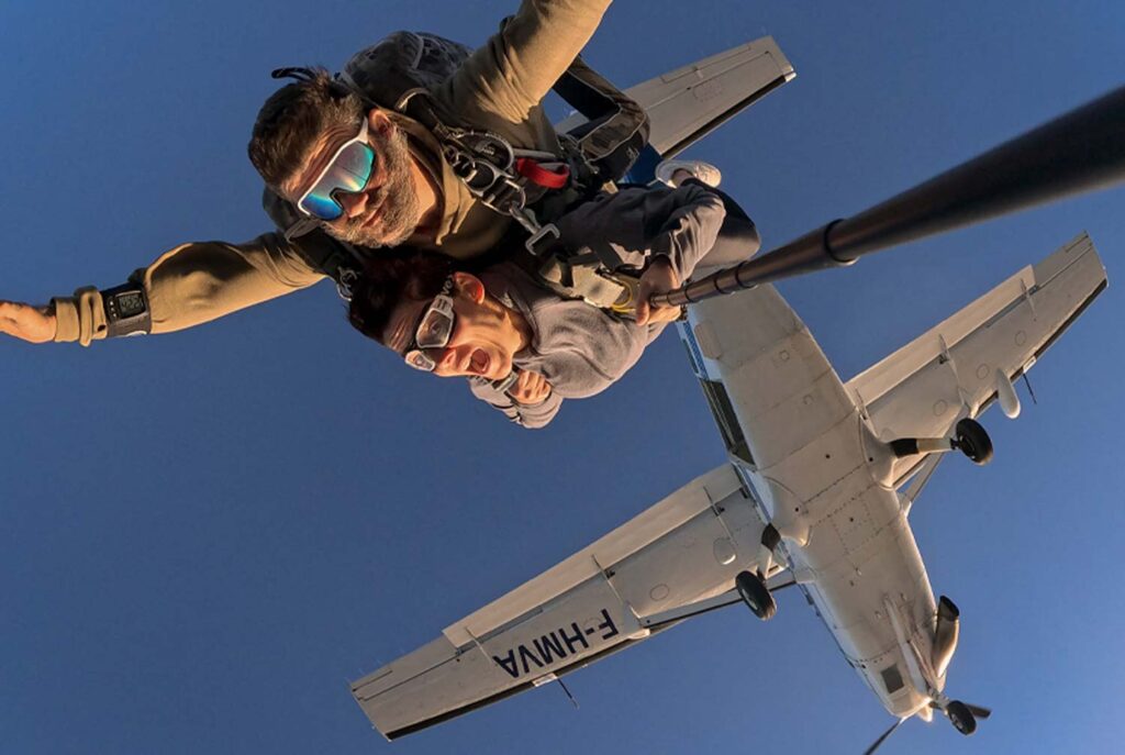 Sortie de l’avion lors d’un saut en parachute tandem